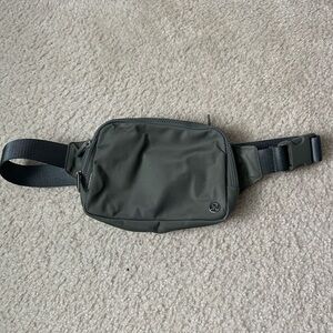 lululemon athletica Large 2L Dark Gray Everywhere Belt Bag